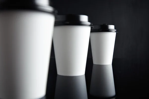 Бумажные стаканчики для горячих напитков за одним несосредоточенным — стоковое фото