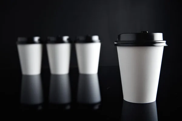 Bir odaklı kahve kağıt fincan diğerleri odaklanmamış götürmek — Stok fotoğraf