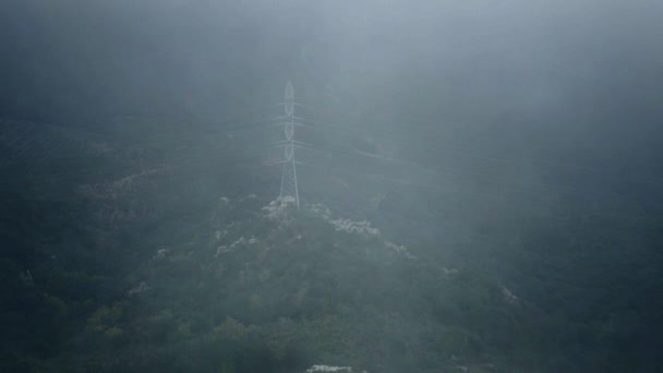 Unterstützung der Hochspannungsleitung bei dichtem Nebel — Stockvideo