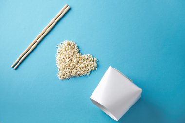 erişte için yemek çubukları ile sunum