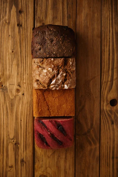 Karışık ev yapımı ekmek parçaları — Stok fotoğraf