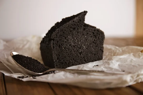 Rustik kağıt üzerinde sunulan siyah ekmek — Stok fotoğraf