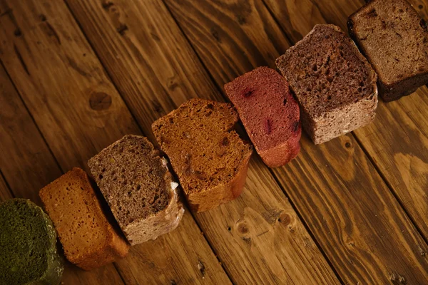 Doğrultusunda satışa sunulan karışık ekmekler — Stok fotoğraf