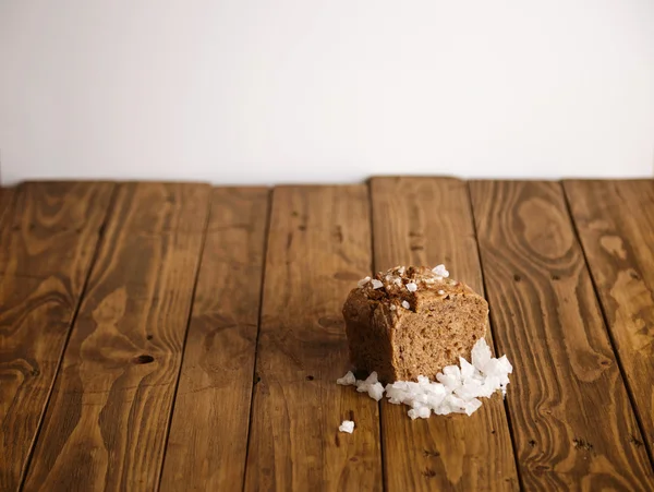 Органічний домашній хліб з морською сіллю — стокове фото