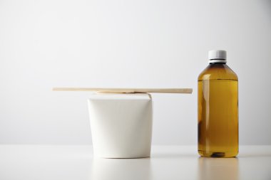 boş wok kutusu ile plastik kahverengi şişe