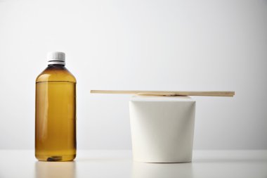 boş wok kutusu ile plastik kahverengi şişe