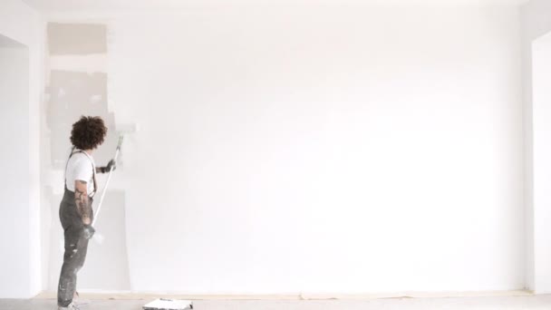Man schildert snel grote muur van gipsplaat — Stockvideo