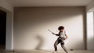 fırça rulo yerine rock oynayan adam