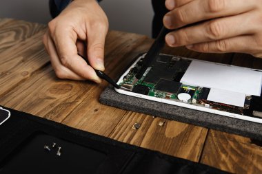 Master elektronik gadget düzeltmek için özel araçlar kullanır