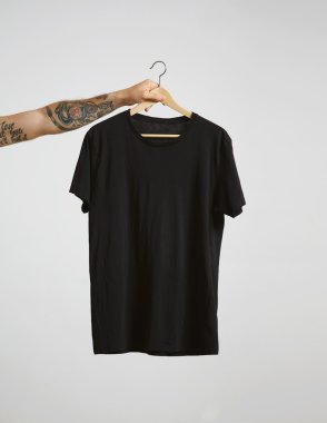 el tutar siyah t-shirt ile asmak