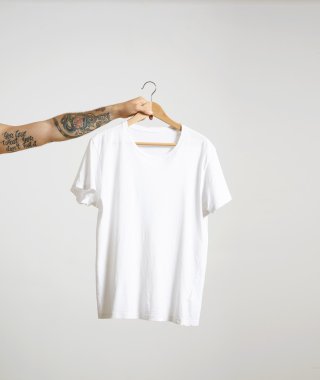 el beyaz t-shirt ile asmak tutar