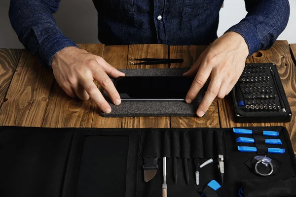 Man is prepares smartphone for restoration — Stock Photo, Image