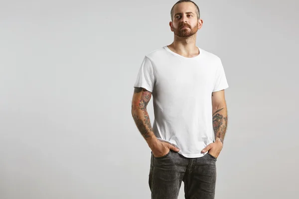 Tipo barbudo tatuado en camiseta blanca en blanco —  Fotos de Stock