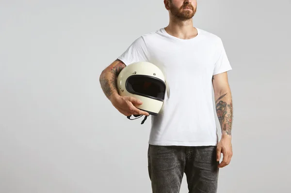 Facet w pustym białym t-shirt z hełmem — Zdjęcie stockowe