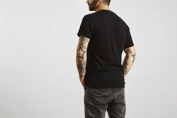 Hombre posa parte posterior en negro camiseta en blanco —  Fotos de Stock