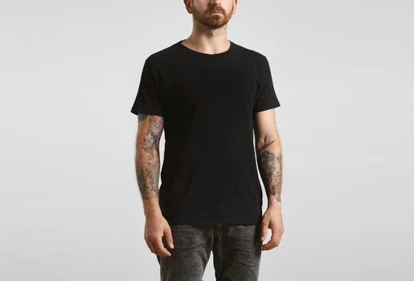 Mies poseeraa musta tyhjä t-paita kuvapankkikuva