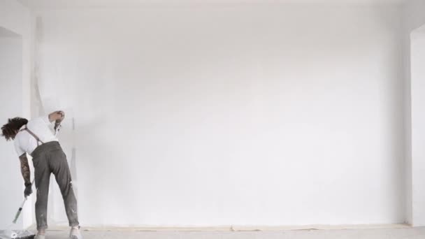 Mann malt schnell große Wand — Stockvideo