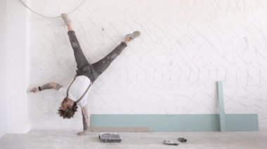 adam boyama duvar ve bir el headstand