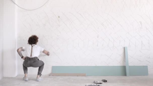 Hombre haciendo ejercicios con pared de pintura blanca — Vídeos de Stock