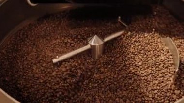 soğutma tenceresinde karıştırma kahve çekirdekleri