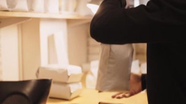 Adam kullanışlı mühür makinesi kullanır