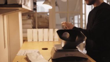 Adam ağırlıkları taze pişmiş kahve