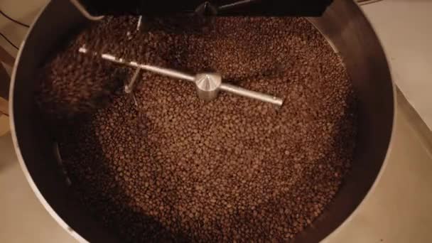 Chicchi di caffè mescolando in pentola di raffreddamento — Video Stock