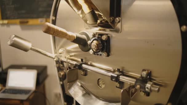Máquina de café tostado de trabajo — Vídeos de Stock