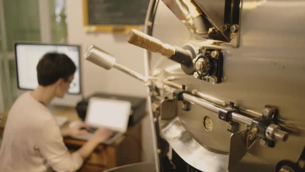 Máquina de tostado de café profesional de trabajo — Vídeo de stock