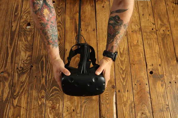 Las manos sostienen gafas de realidad virtual — Foto de Stock