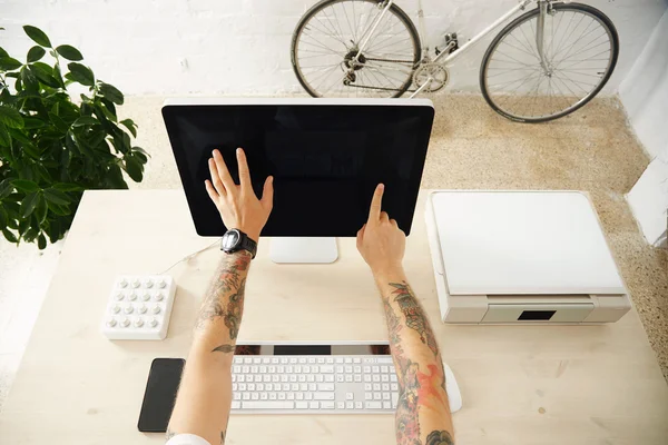 Manos utiliza pantalla táctil — Foto de Stock