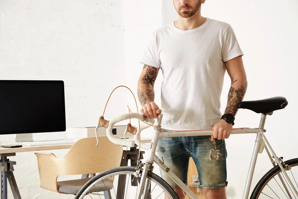 Freelancer pitää hänen vintage polkupyörän — kuvapankkivalokuva