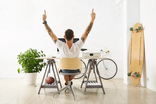 Freelancer extends his arms — Stock Photo, Image