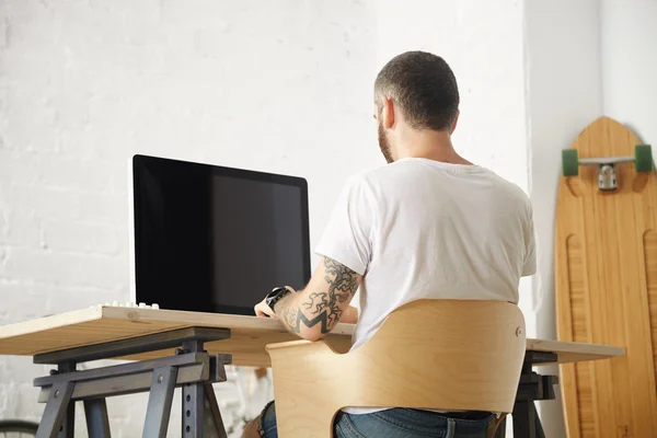 Mand, der arbejder på sin computer - Stock-foto