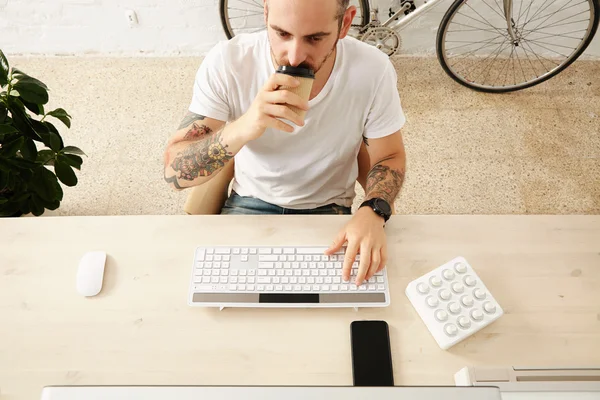 Homme boit du café à emporter tasse en papier — Photo