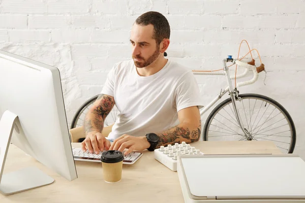 Freelancer trabalha no computador — Fotografia de Stock