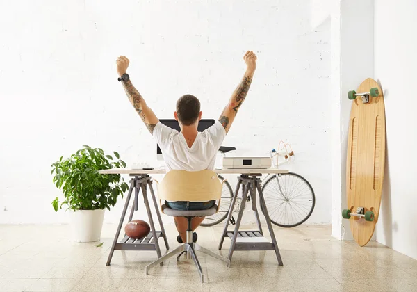 Freelancer estirando las manos en el aire mientras descansa —  Fotos de Stock