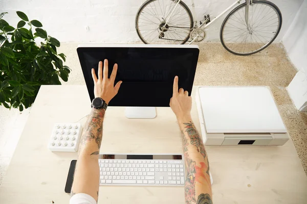 A kezek érintőképernyőt használnak a dia gesztusával — Stock Fotó