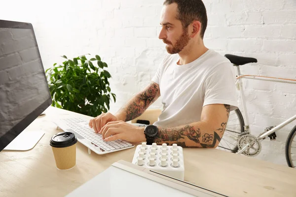 Homem trabalha no computador — Fotografia de Stock