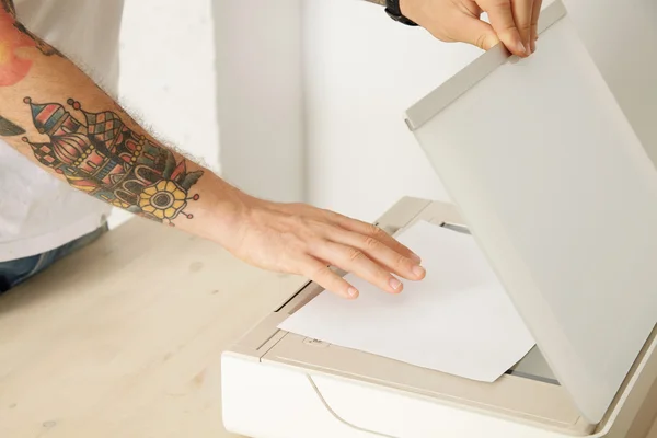 Handen open scanner lade en zet papier — Stockfoto