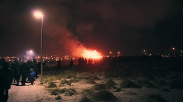 As pessoas vão ver em grande fogo enorme — Vídeo de Stock