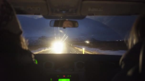 Conducir por la noche en carretera estrecha — Vídeo de stock