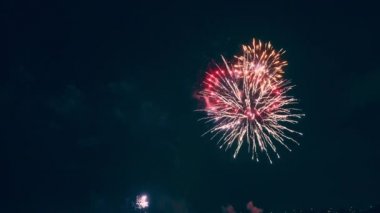 Gece gökyüzünde havai fişek patlayabilir