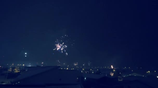 Vista panorâmica do telhado com fogos de artifício — Vídeo de Stock