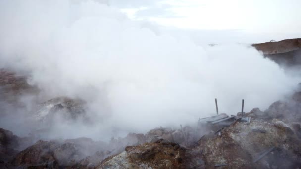 Dikke mist rook gaat uit bodem — Stockvideo