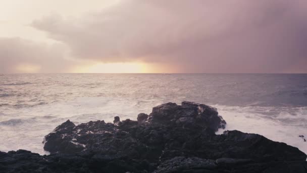 Κύματα του ωκεανού ξυλοδαρμό βράχια — Αρχείο Βίντεο