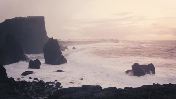 Grandes olas en el océano golpea rocas de la orilla — Vídeos de Stock