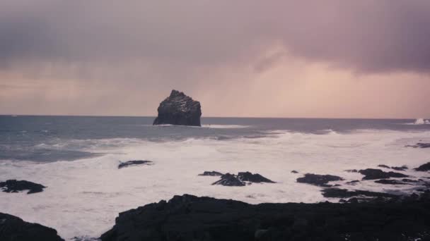 Vista sobre rocas en la orilla del océano — Vídeo de stock