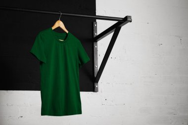Spor salonunda çekme çubuğu nda Boş Yeşil t-shirt sunumu