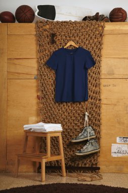 t-shirt sportif topları ve beyaz katlanmış gömlek ile sunulan